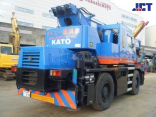 Hình ảnh xe cẩu bánh lốp 20 tấn Kato KR-20H-II