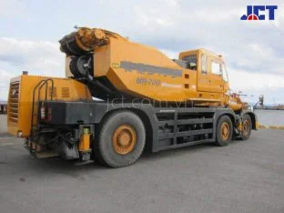 Hình ảnh xe cẩu bánh lốp 70 tấn Kato KR-70H (MR-700)