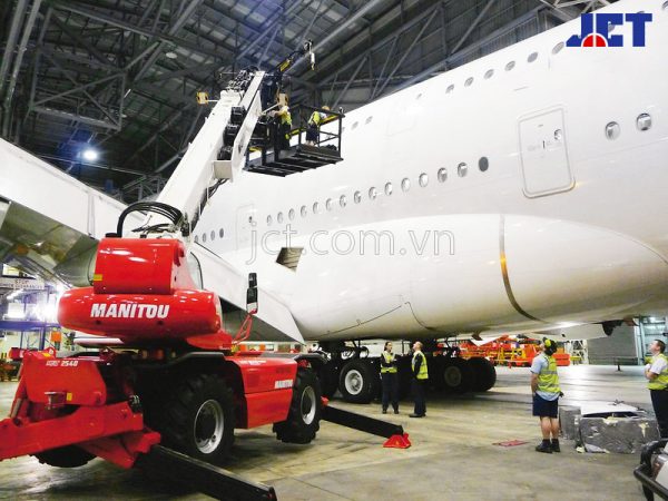Xe nâng đa năng Manitou trong lĩnh vực hàng không