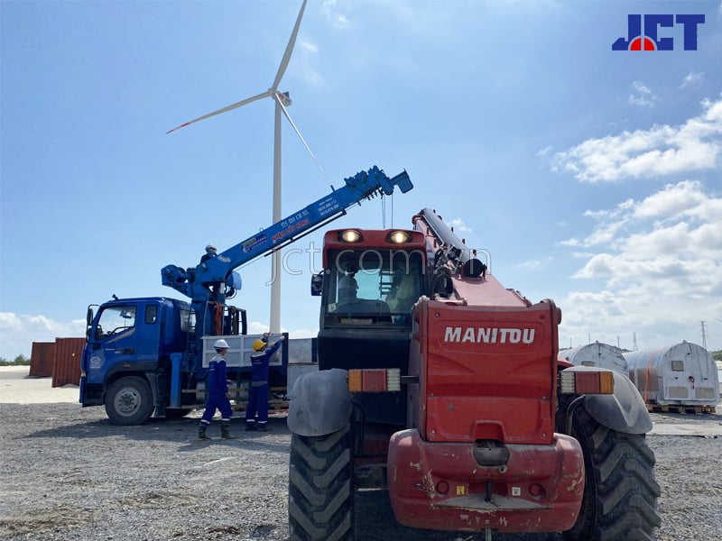 Xe nâng đa năng Manitou phục vụ dự án điện gió 