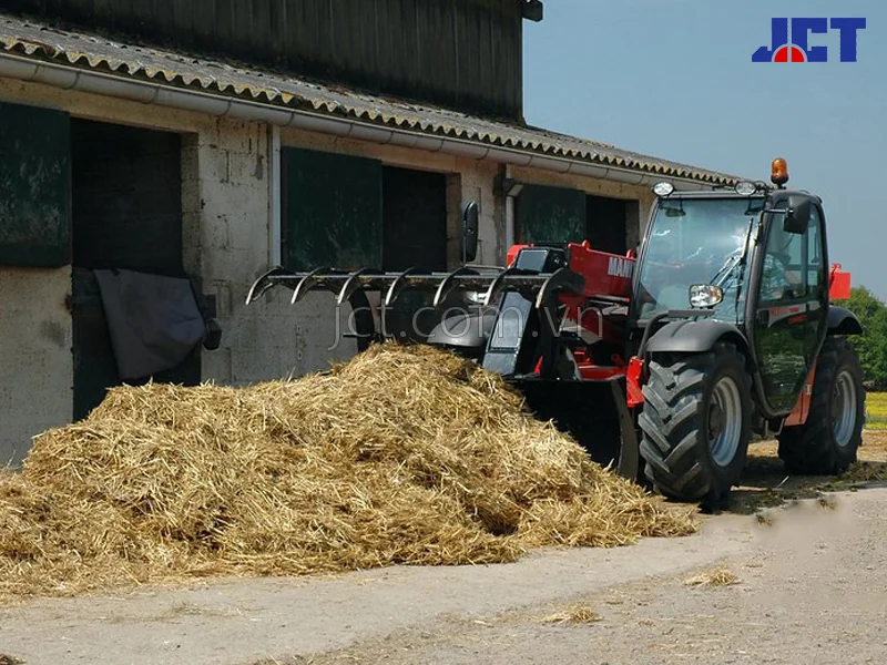 Xe nâng đa năng Manitou trong trang trại chăn nuôi bò sữa 