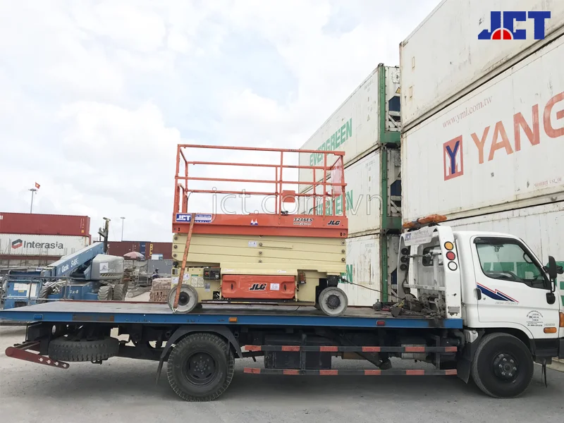 Cho thuê xe nâng người cắt kéo 8m làm việc tại KCN Đà Nẵng