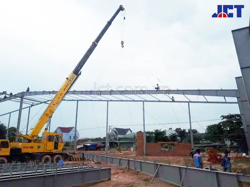 Cho thuê xe cẩu lắp dựng kết cấu nhà xưởng tại Sơn Trà Đà Nẵng 