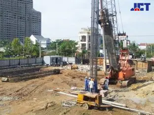 Cho thuê xe cẩu bánh xích ép cọc dự án xây dựng tại Liên Chiểu Đà Nẵng