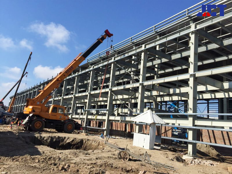 Cho thuê xe cẩu lắp dựng kết cấu nhà xưởng tại khu công nghiệp VISIP Bắc Ninh 