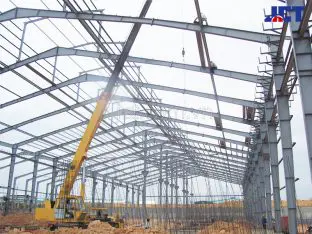 Cho thuê xe cẩu bánh lốp lắp dựng kết cấu nhà xưởng tại Khu công nghiệp Phong Khê Bắc Ninh