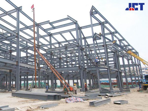Cho thuê xe cẩu 25 tấn, 50 tấn bánh lốp lắp dựng kết cấu tại Khu công nghiệp Tiên Sơn Bắc Ninh