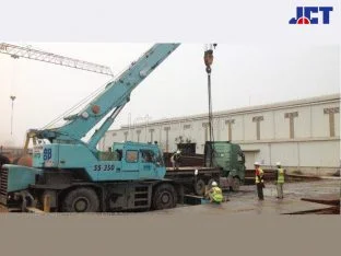 Cho thuê xe cẩu bánh lốp 50 tấn nâng hạ hàng hóa trong khu công nghiệp Đài Tư - Hà Nội