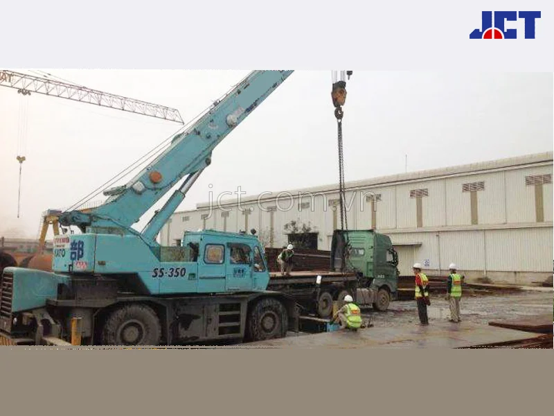 Cho thuê xe cẩu bánh lốp 50 tấn nâng hạ hàng hóa trong khu công nghiệp Đài Tư - Hà Nội 