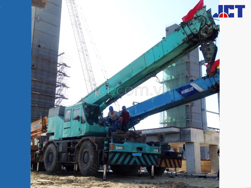 Cho thuê 2 xe cẩu bánh lốp 25 tấn và 50 tấn phục vụ nâng hạ hàng hóa trong dự án tại Khu công nghiệp Bắc Thăng Long tại Hà Nội 