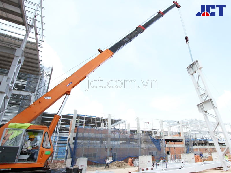 Cho thuê xe cẩu bánh lốp lắp dựng kết cấu nhà xưởng tại KCN Phú Thái Hải Dương 