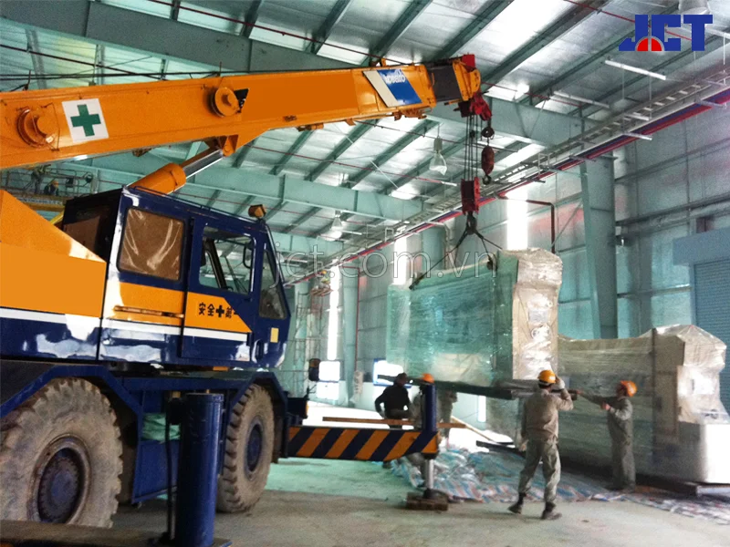 Cho thuê xe cẩu nâng hạ và lắp đặt hàng hóa trong nhà xưởng tại khu công nghiệp Thăng Long II Hưng Yên 