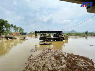Xe cẩu 25 năm tuổi gặp sự cố ngập nước khi đang thi công làm việc tại Thái Nguyên