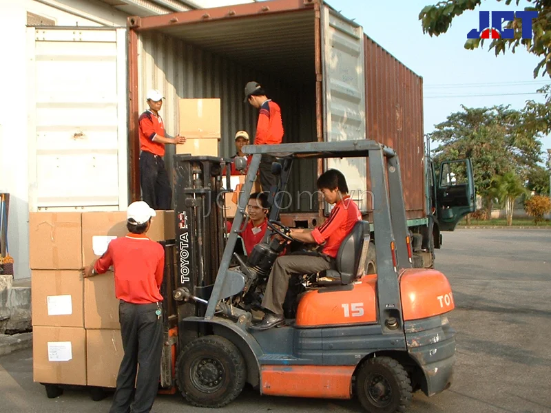 Cho thuê xe nâng hàng nâng hàng hóa từ container vào trong nhà kho tại JCT Việt Nam