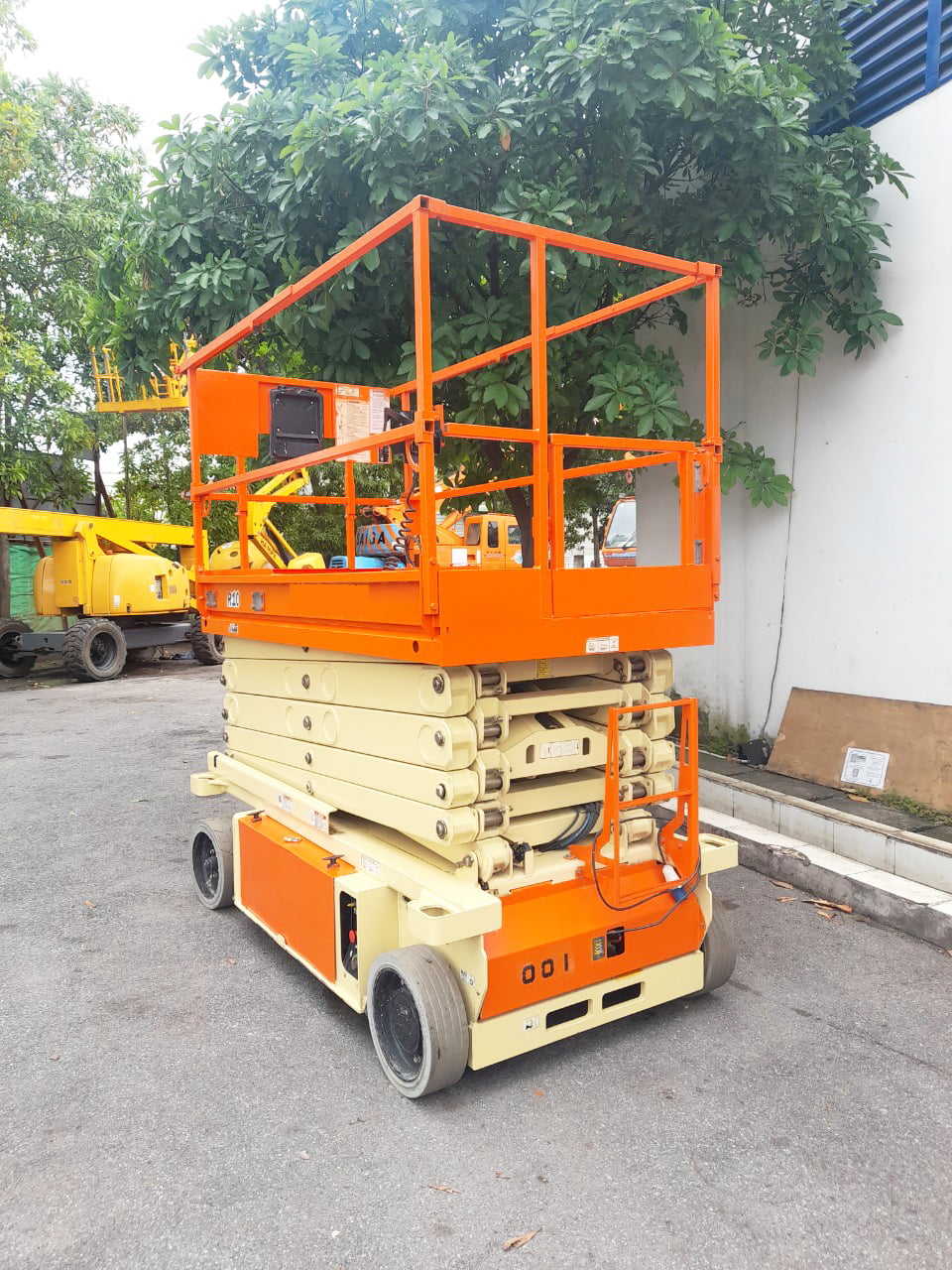 JCT Việt Nam cho thuê xe nâng người cắt kéo JLG làm việc tại Tân Khai I, Bình Phước