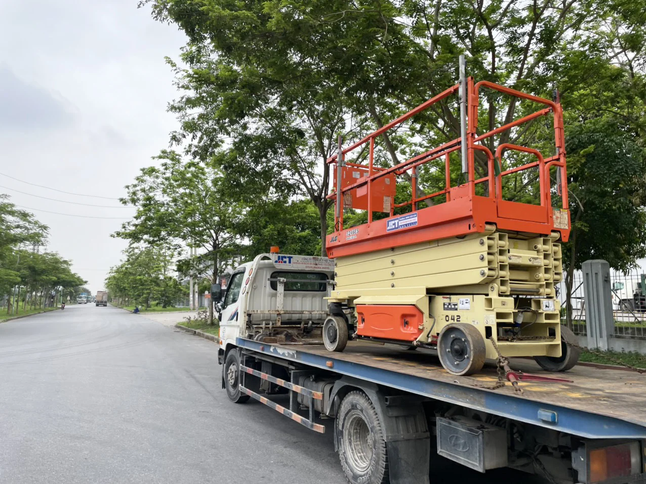 JCT Việt Nam cho thuê xe nâng người cắt kéo 10m làm việc tại KCN Nhựa Chánh, Long An