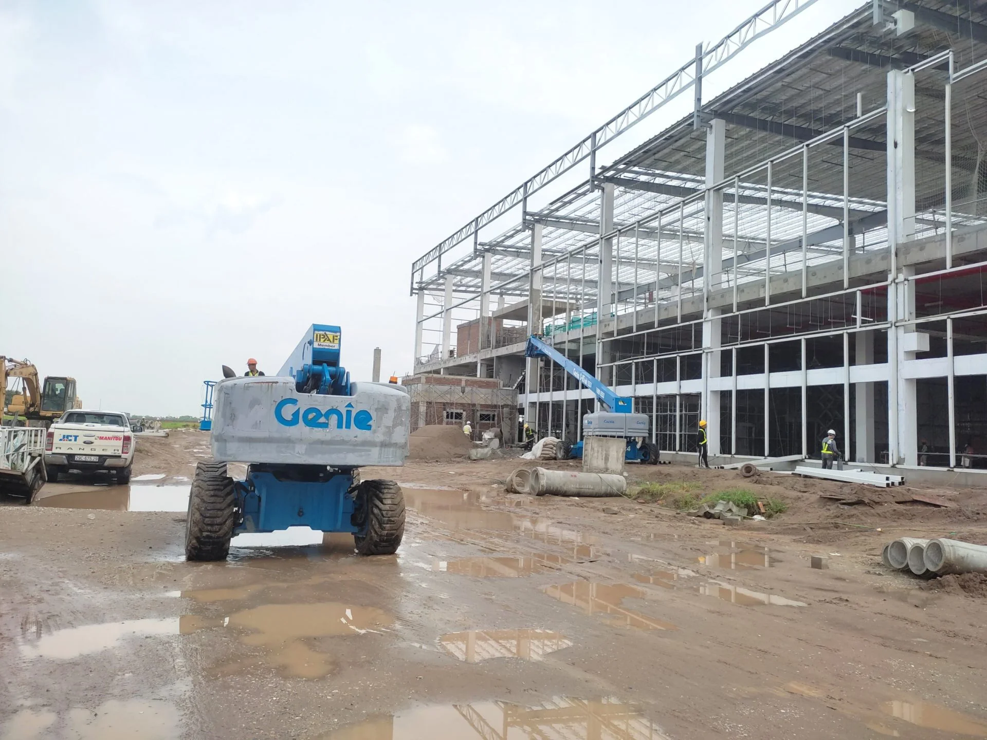 Cho thuê 2 xe nâng người boomlift lắp đặt kết cấu nhà xưởng tại Nam Định