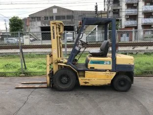 Xe nâng hàng Komatsu 2.5 tấn chạy gas Nhật bãi