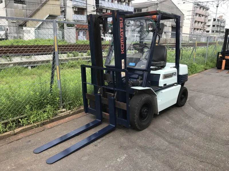 Xe nâng hàng Komatsu 2.5 tấn chạy gas Nhật bãi