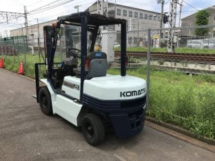 Xe nâng hàng Komatsu 2.5 tấn chạy gas Nhật bãi