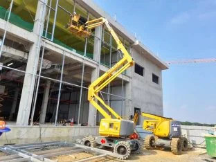 Cho thuê xe nâng người boomlift lắp dựng kết cấu nhà xưởng tại KCN Sông Lô I, Vĩnh Phúc