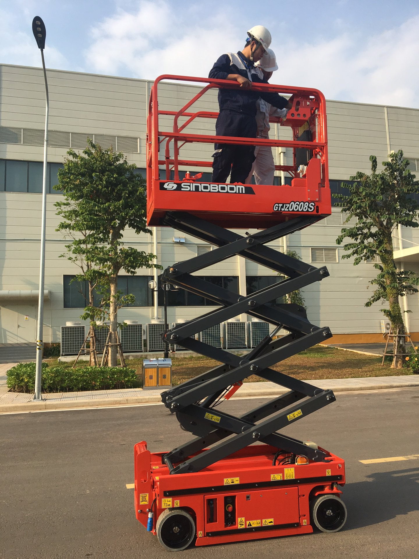 Kỹ thuật JCT Việt Nam đang hướng dẫn vận hành xe nâng người 8m đến khách hàng 